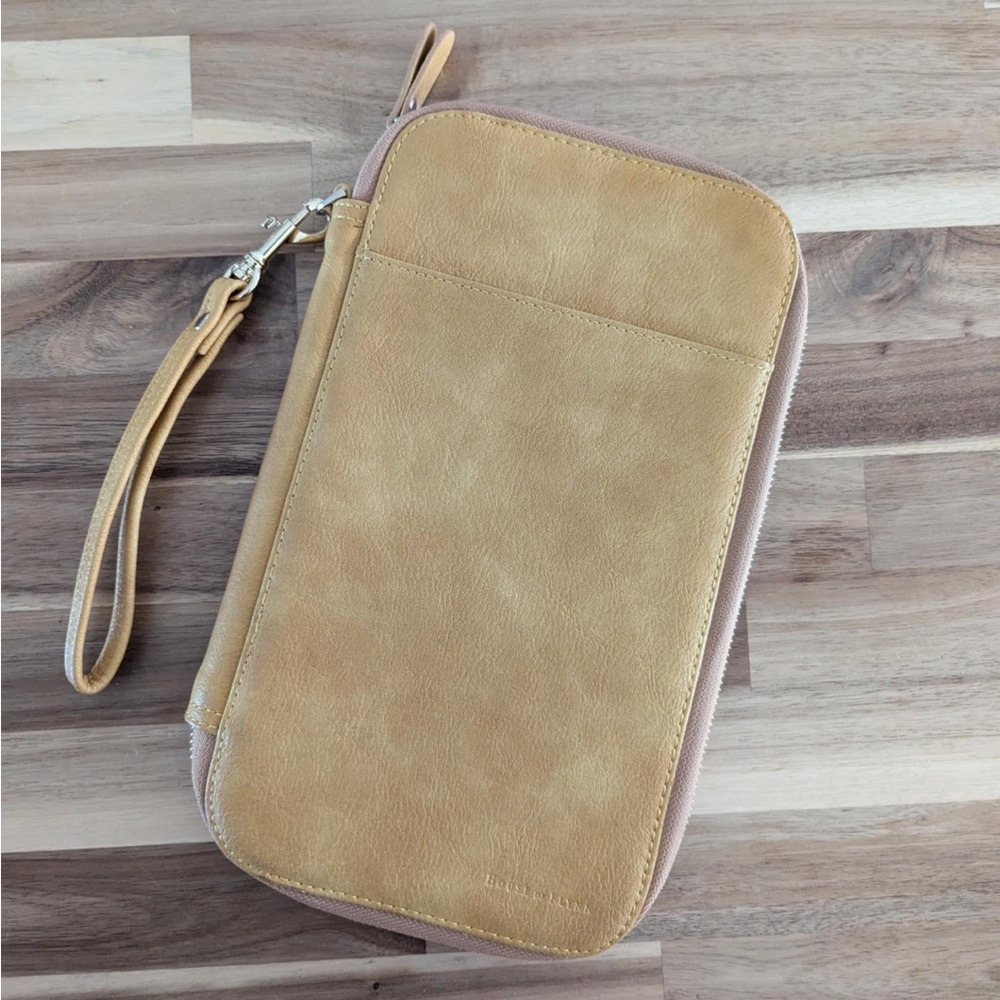 The House of Flynn traveler’s wallet.